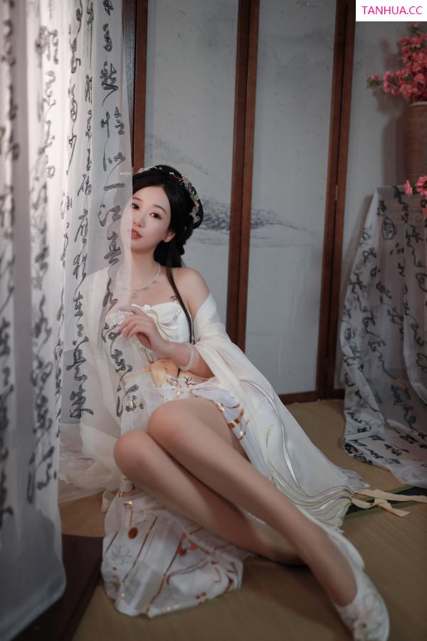 唐安琪  [XiuRen]高清写真图 2024.07.22 No.8898 唐安琪 丝袜美腿第11张图片